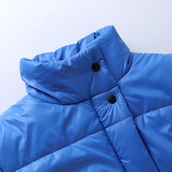 Kratka modra bunda z modrim ovratnikom in s snemljivimi rokavi Iris