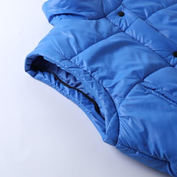 Kratka modra bunda z modrim ovratnikom in s snemljivimi rokavi Iris