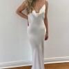 Seksi dolga obleka brez hrbta z belimi naramnicami Alphosine