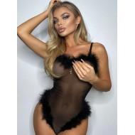 Seksi črne naramnice z umetnim krznom, ki se vidi skozi perilo Teddy