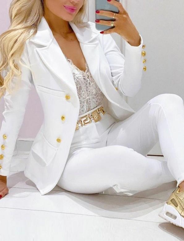 Beli blazer s hlačami in z zlatimi gumbi za zapenjanje na rokavih Ellie