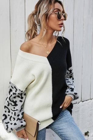 Beli pulover  z V-izrezom in leopardovimi rokavi Donatale