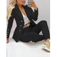 Črni blazer s hlačami in z zlatimi gumbi za zapenjanje na rokavih Vissa