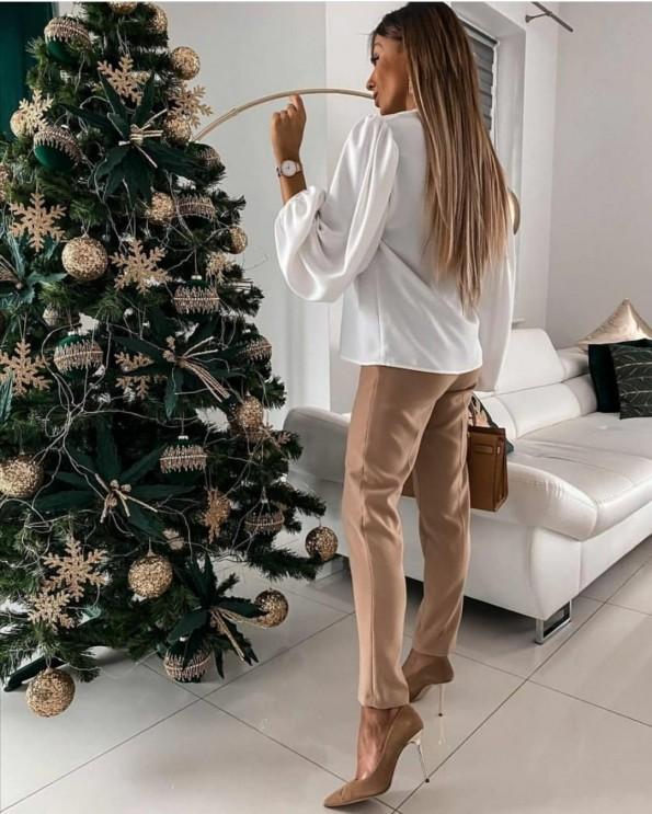 Elegantna bela bluza z dolgimi rokavi in prsno verigico Tea