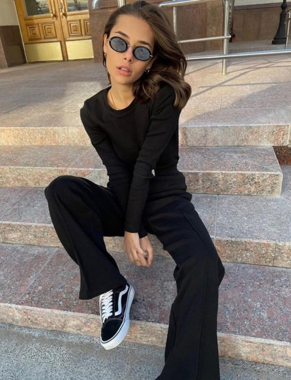 Črn top z dolgimi rokavi z okroglim izrezom in ohlapne hlače Alina